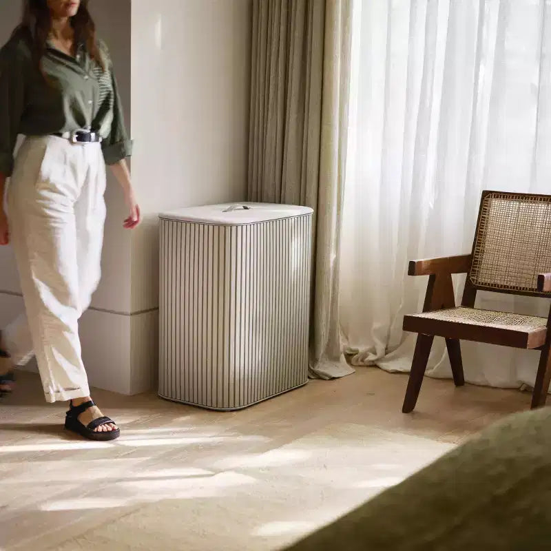Cesto per la biancheria Joseph Joseph Tota Luxe 90L con separazione in bambù - Ecru