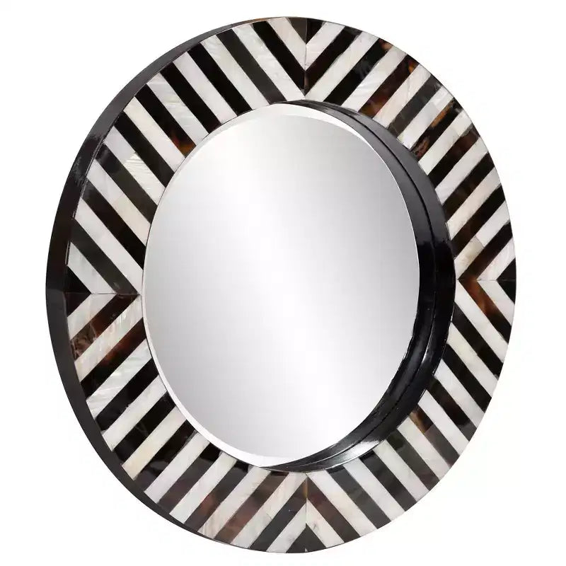 Specchio da parete rotondo smussato Julianna da 24" con cornice in corno bianco e nero e conchiglia