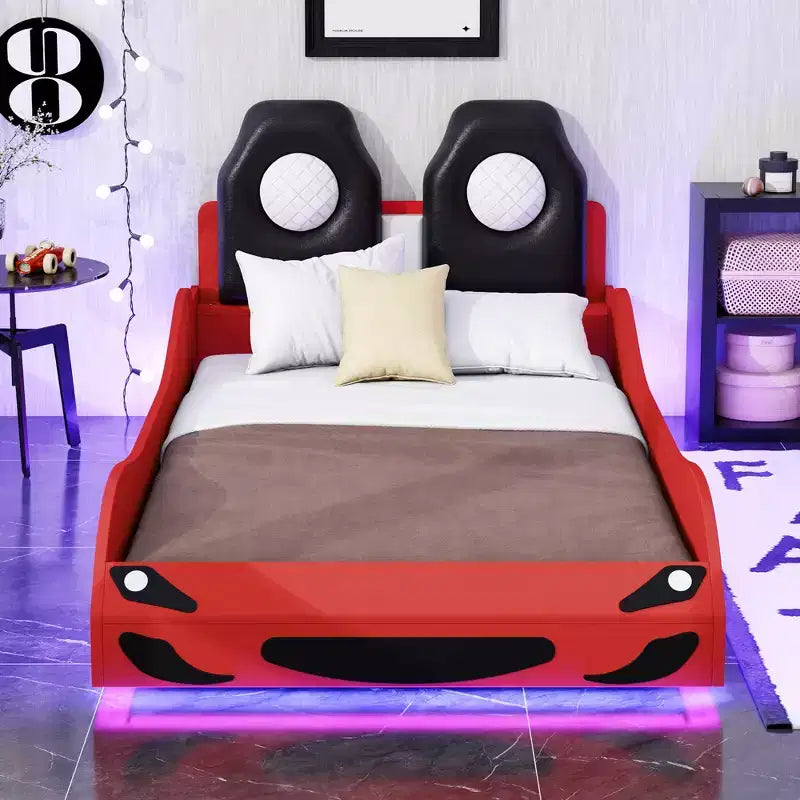 Letto a piattaforma a forma di auto da corsa per bambini in legno, con LED e schienale imbottito