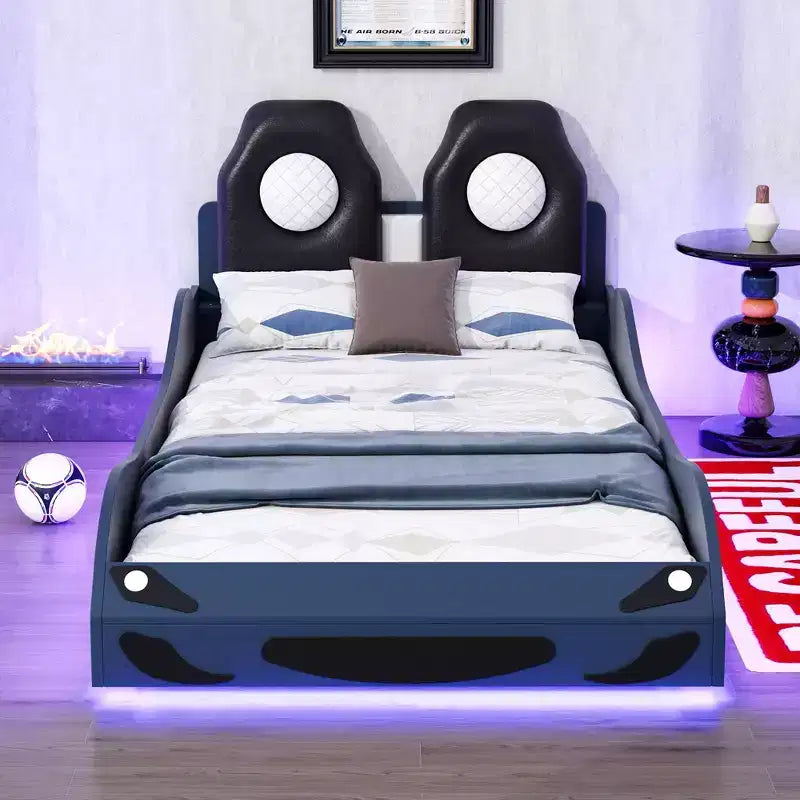 Letto a piattaforma a forma di auto da corsa per bambini in legno, con LED e schienale imbottito