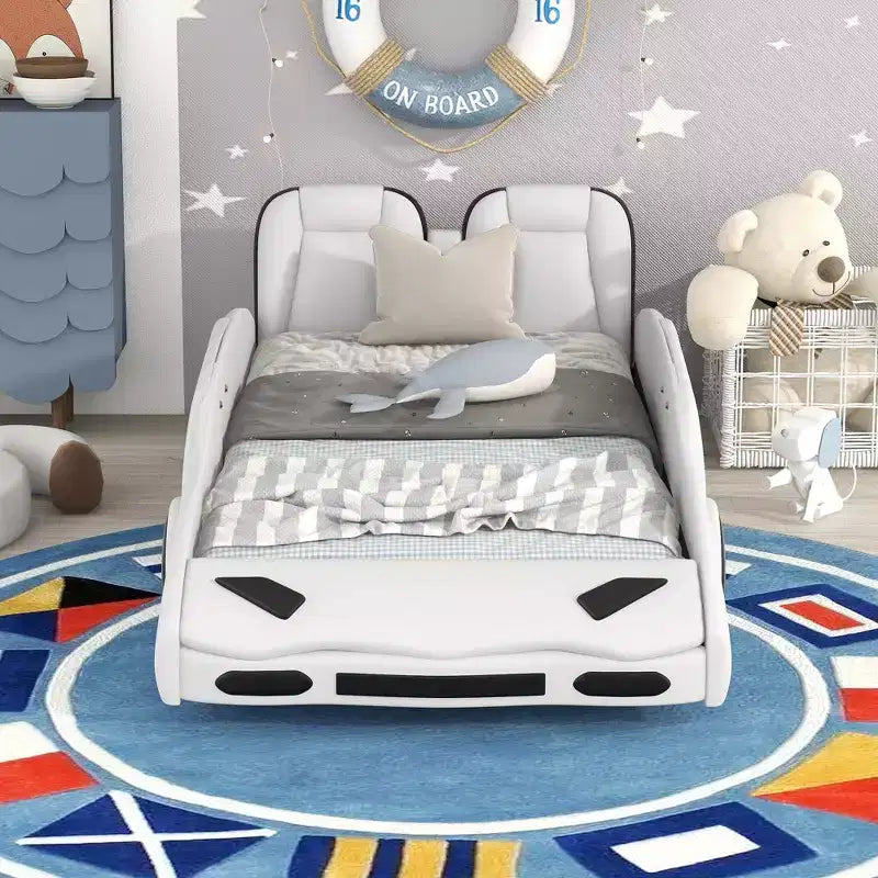 Letto a piattaforma a forma di auto da corsa per bambini in legno, con LED e schienale imbottito