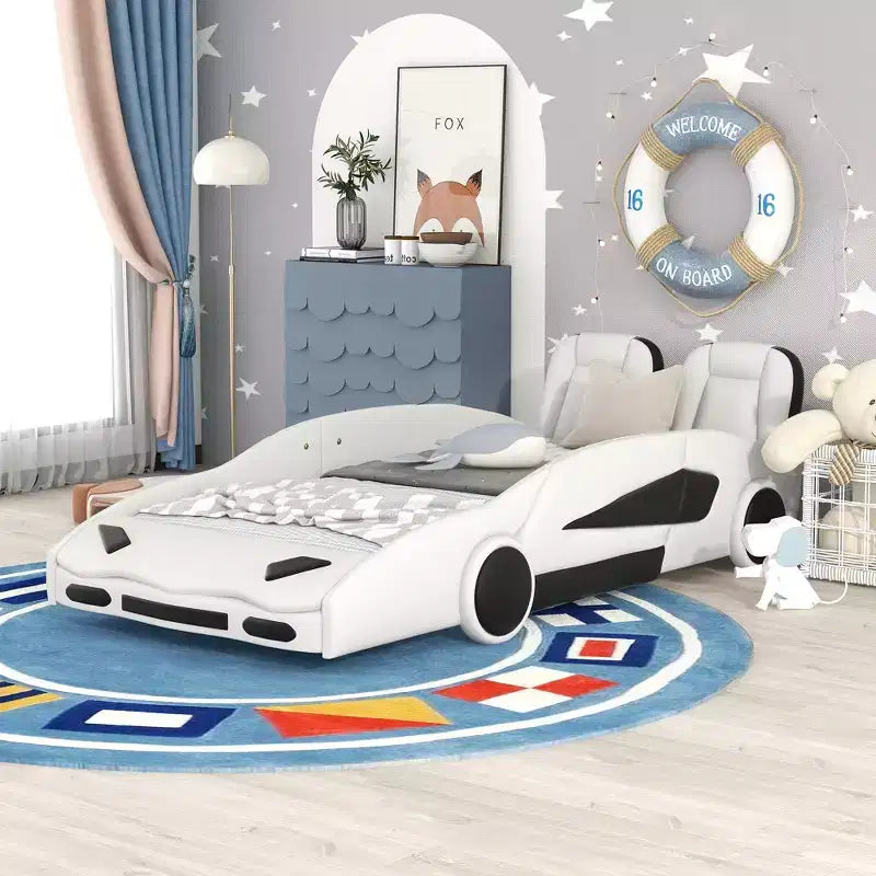 Letto a piattaforma a forma di auto da corsa per bambini in legno, con LED e schienale imbottito