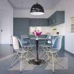 Cresco Sedie da pranzo moderne in acrilico (set da 4) Base cromata dorata Eiffel, Sedie d'accento eleganti per sale da pranzo e cucine contemporanee