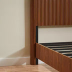Struttura letto Whitmore rustica in legno curvato con robusto supporto in ferro