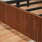 Struttura letto Whitmore rustica in legno curvato con robusto supporto in ferro