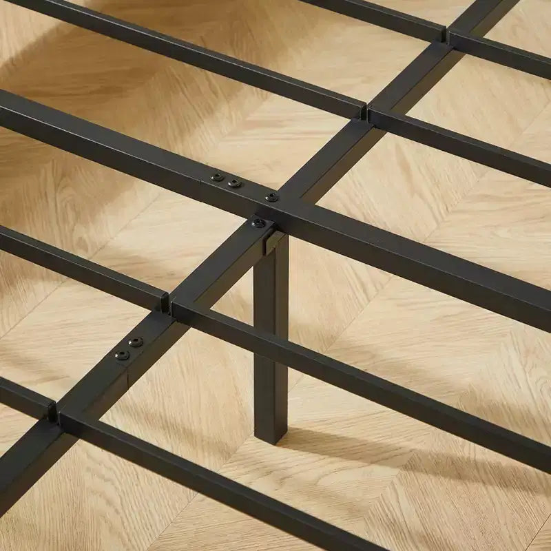 Struttura letto Whitmore rustica in legno curvato con robusto supporto in ferro