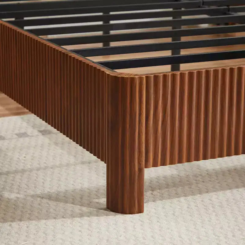 Struttura letto Whitmore rustica in legno curvato con robusto supporto in ferro