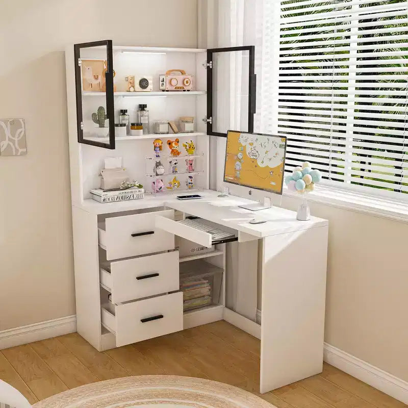 Scrivania per computer con vetrinetta e illuminazione LED integrata, scrivania angolare a L, con porte di ricarica USB e vassoio per tastiera, bianca