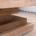 Tavolino da caffè rettangolare in legno Halston Modern Rustic con base a blocco