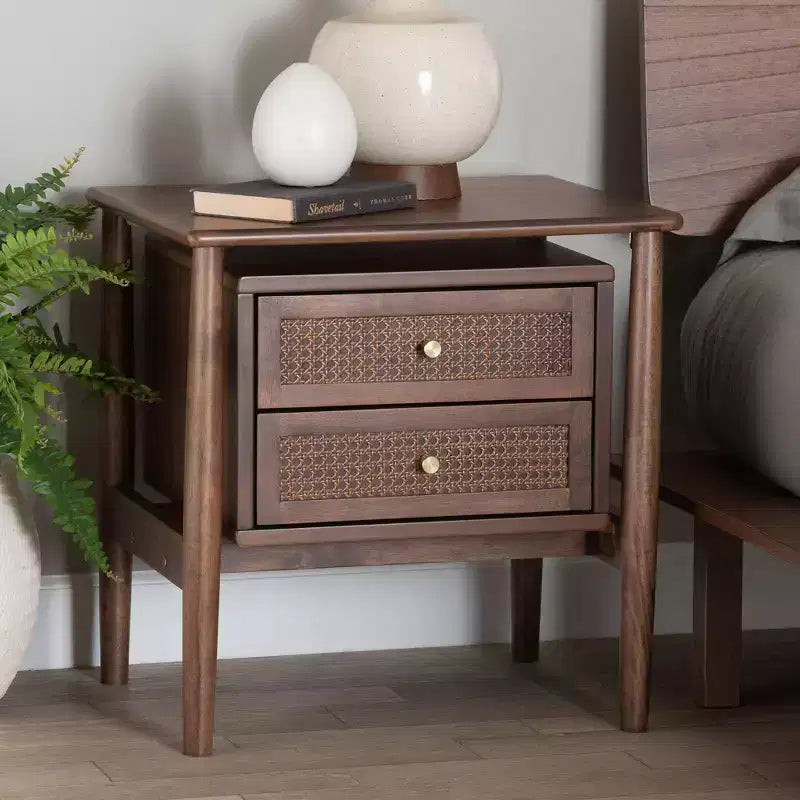 Comodino a 2 cassetti Alyssa Wood intrecciato con rattan marrone noce